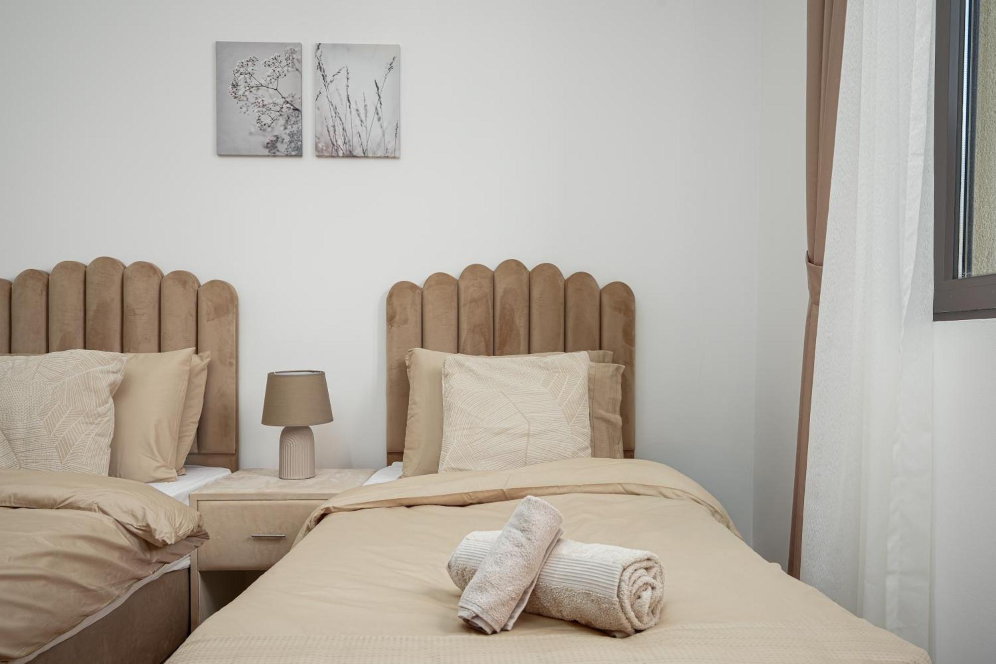 Walk To Mall Chic 2br With Full Burj View * Dubai