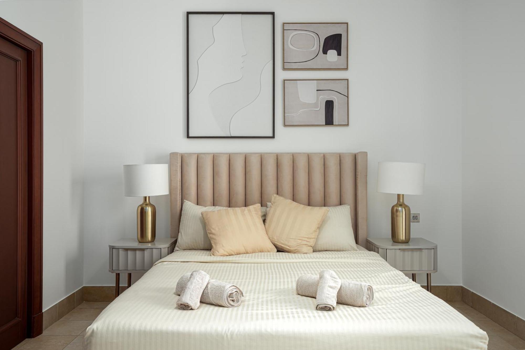 Walk To Mall Chic 2br With Full Burj View *