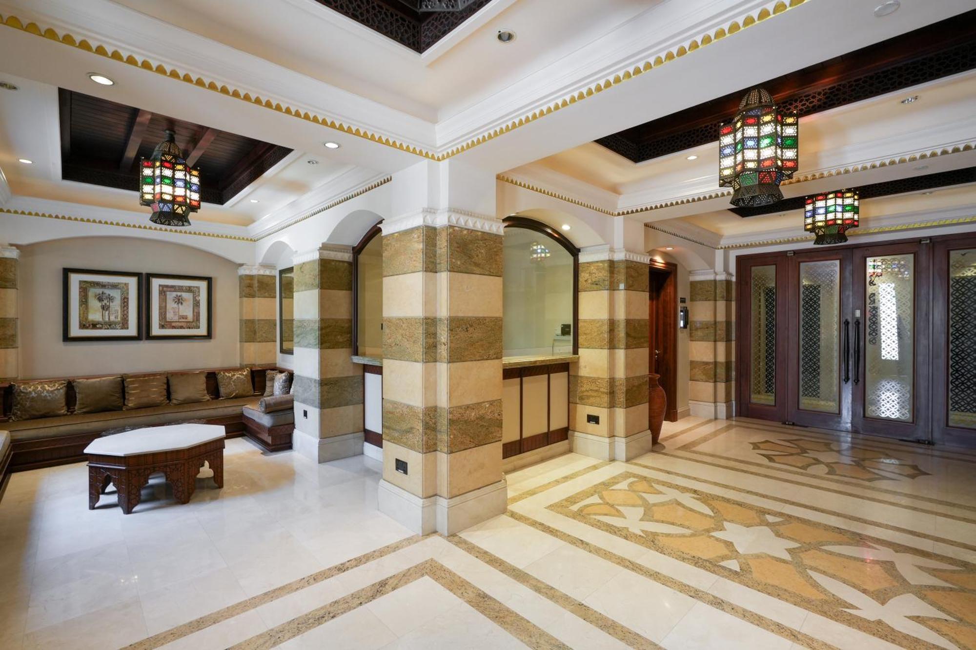 Walk To Mall Chic 2br With Full Burj View Dubai
