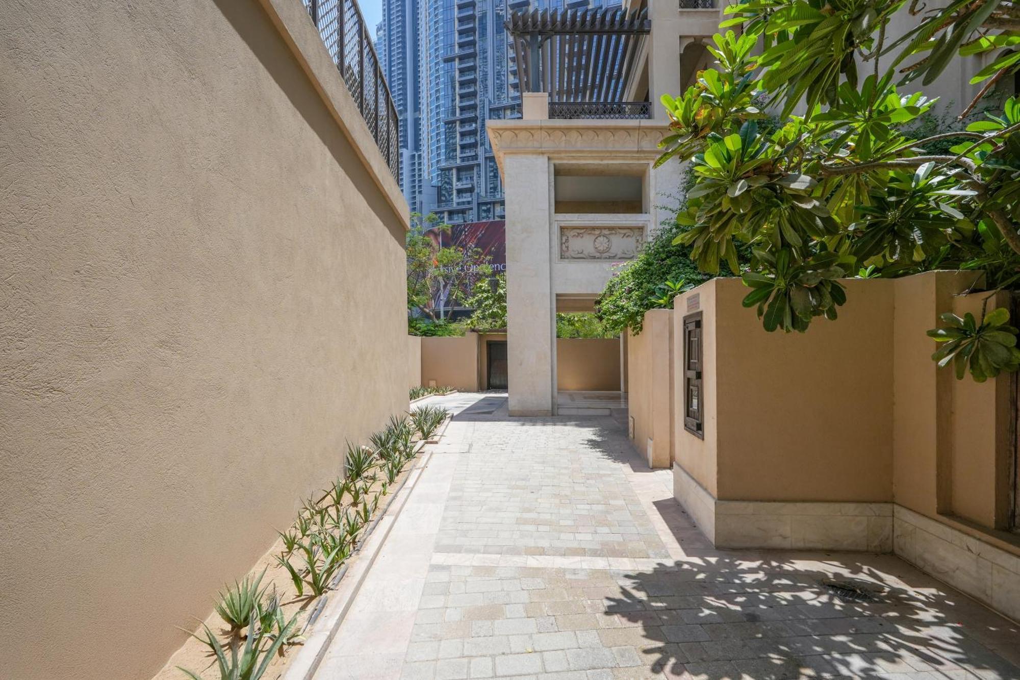 Walk To Mall Chic 2br With Full Burj View Apartment *