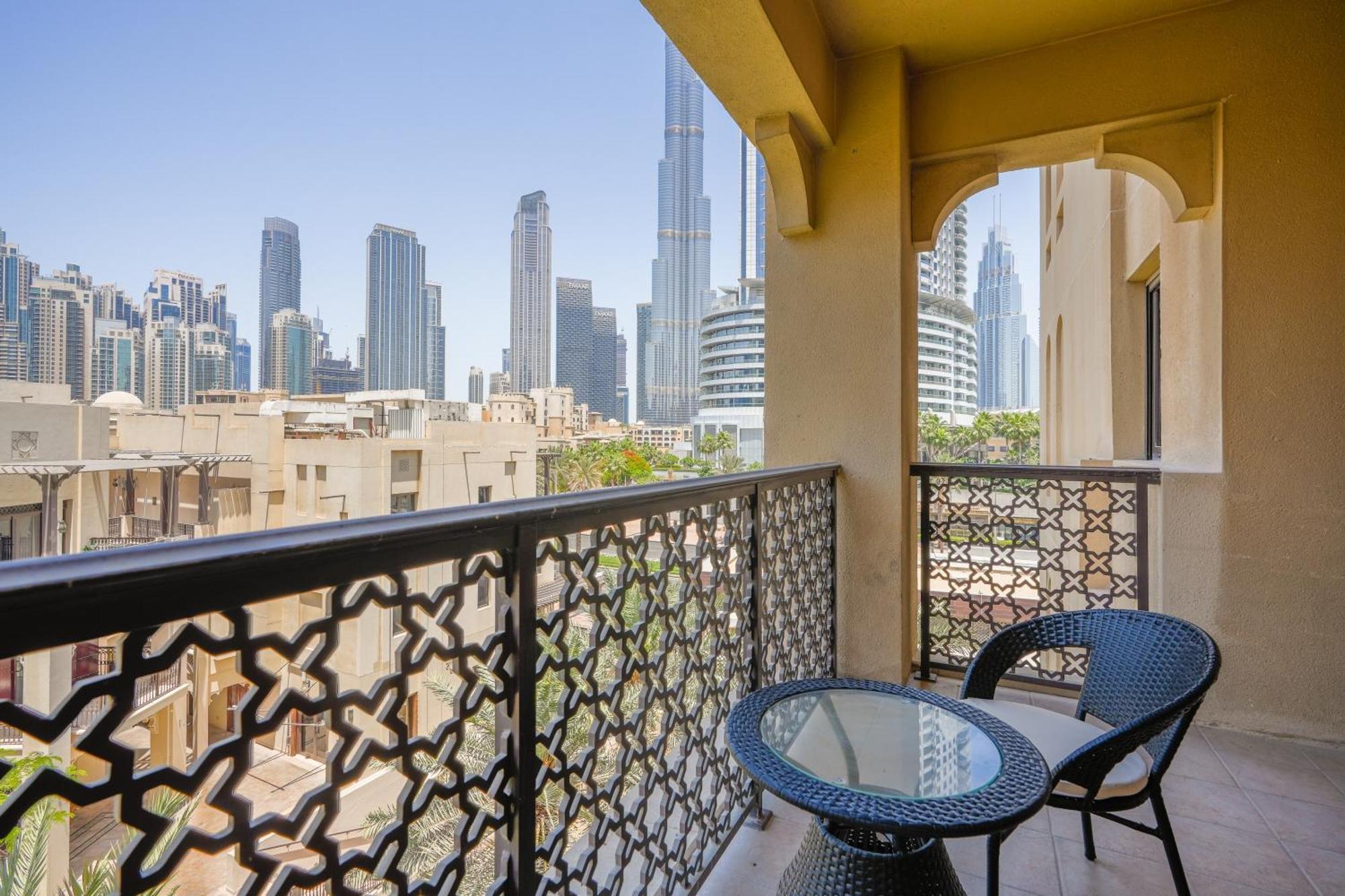 Walk To Mall Chic 2br With Full Burj View Dubai