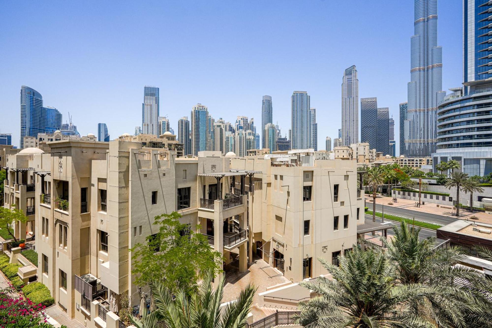Walk To Mall Chic 2br With Full Burj View *